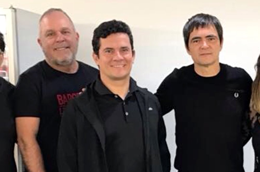 Após a revelação de que pode ter existido tráfico de influência e possível pagamento de propina em uma negociação de acordo de delação na Lava Jato de Curitiba, o juiz Sergio Moro admitiu à imprensa que sua esposa, Rosangela, teve sim sociedade com o escritório de Carlos Zucolotto, seu "amigo pessoal"; mas reforçou que a parceria se deu "sem comunhão de trabalho ou de honorários", numa tentativa de preservar a mulher das denúncias que agora caem sobre os ombros de Zucolotto; de acordo com uma reportagem do Conjur, há dois anos, Moro deu outra versão sobre essa parceria: ele disse que sua esposa tinha sociedade com Zucolotto visando"apenas a partilha de honorários", o que não significa, contudo, que eles atuavam nos mesmos processos; leia reportagem do jornal GGN (Foto: Aquiles Lins) Após a revelação de que pode ter existido tráfico de influência e possível pagamento de propina em uma negociação de acordo de delação na Lava Jato de Curitiba, o juiz Sergio Moro admitiu à imprensa que sua esposa, Rosangela, teve sim sociedade com o escritório de Carlos Zucolotto, seu "amigo pessoal"; mas reforçou que a parceria se deu "sem comunhão de trabalho ou de honorários", numa tentativa de preservar a mulher das denúncias que agora caem sobre os ombros de Zucolotto; de acordo com uma reportagem do Conjur, há dois anos, Moro deu outra versão sobre essa parceria: ele disse que sua esposa tinha sociedade com Zucolotto visando"apenas a partilha de honorários", o que não significa, contudo, que eles atuavam nos mesmos processos; leia reportagem do jornal GGN
