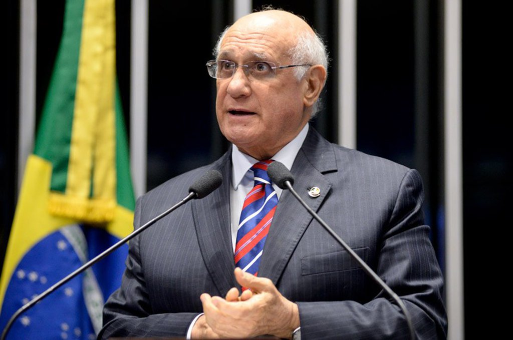O senador Lasier Martins (PSD-RS) classificou de absurda e insensata a proposta de criação de um fundo de R$ 3,6 bilhões para financiar as eleições de 2018; de acordo com o parlamentar, um cenário de crise financeira, em que o governo até alargar em R$ 20 bilhões a meta de déficit fiscal de 2017, anteriormente prevista em R$ 139 bilhões, é inaceitável uma medida como essa, que poderá ser aprovada pela Câmara dos Deputados; "Estamos diante de uma situação calamitosa, sem recursos para hospitais, para as universidades, para os serviços essenciais voltados para uma população mais carente" (Foto: Leonardo Lucena) O senador Lasier Martins (PSD-RS) classificou de absurda e insensata a proposta de criação de um fundo de R$ 3,6 bilhões para financiar as eleições de 2018; de acordo com o parlamentar, um cenário de crise financeira, em que o governo até alargar em R$ 20 bilhões a meta de déficit fiscal de 2017, anteriormente prevista em R$ 139 bilhões, é inaceitável uma medida como essa, que poderá ser aprovada pela Câmara dos Deputados; "Estamos diante de uma situação calamitosa, sem recursos para hospitais, para as universidades, para os serviços essenciais voltados para uma população mais carente"