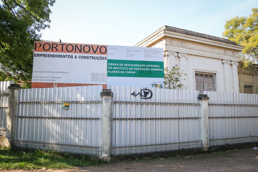 As obras do Instituto de Educação General Flores da Cunha – a escola secundária mais antiga do Porto Alegre – deveriam, de acordo com o cronograma original, ter 75% das etapas concluídas neste momento; a Portonovo Empreendimentos e Construções Ltda, empresa contratada em novembro de 2015 através de licitação, de acordo com números da própria Secretaria Estadual de Educação, entretanto, concluiu apenas 9,15% da reforma do prédio cujo restauro tinha prazo de um ano e meio – o que levou o órgão a rescindir o contrato com a empresa responsável (Foto: Leonardo Lucena) As obras do Instituto de Educação General Flores da Cunha – a escola secundária mais antiga do Porto Alegre – deveriam, de acordo com o cronograma original, ter 75% das etapas concluídas neste momento; a Portonovo Empreendimentos e Construções Ltda, empresa contratada em novembro de 2015 através de licitação, de acordo com números da própria Secretaria Estadual de Educação, entretanto, concluiu apenas 9,15% da reforma do prédio cujo restauro tinha prazo de um ano e meio – o que levou o órgão a rescindir o contrato com a empresa responsável