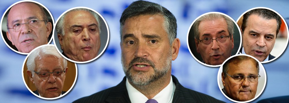 Em entrevista à TV 247, o deputado Paulo Pimenta (PT-RS) aponta um motivo para a queda de Michel Temer, apontado como chefe de uma quadrilha que desviou R$ 567 milhões nos últimos anos. "Três integrantes da quadrilha, Eduardo Cunha, Geddel Vieira Lima e Henrique Eduardo Alves, já estão presos. Outros três, Michel Temer, Eliseu Padilha e Moreira Franco, estão no Palácio do Planalto. Eles precisam se encontrar", afirma; nessa mesma entrevista Pimenta denunciou a existência de uma "Conexão Curitiba" no Poder Judiciário, que visa travar todos os recursos do ex-presidente Lula para impedi-lo de se candidatar em 2018 (Foto: Ana Pupulin) Em entrevista à TV 247, o deputado Paulo Pimenta (PT-RS) aponta um motivo para a queda de Michel Temer, apontado como chefe de uma quadrilha que desviou R$ 567 milhões nos últimos anos. "Três integrantes da quadrilha, Eduardo Cunha, Geddel Vieira Lima e Henrique Eduardo Alves, já estão presos. Outros três, Michel Temer, Eliseu Padilha e Moreira Franco, estão no Palácio do Planalto. Eles precisam se encontrar", afirma; nessa mesma entrevista Pimenta denunciou a existência de uma "Conexão Curitiba" no Poder Judiciário, que visa travar todos os recursos do ex-presidente Lula para impedi-lo de se candidatar em 2018