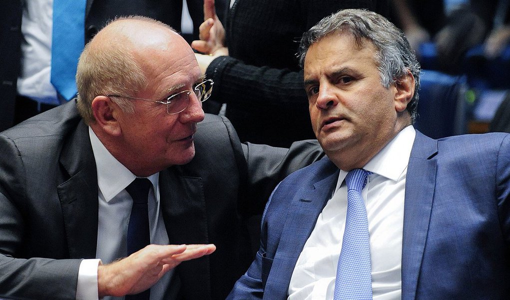 O líder do PSDB no Senado, Paulo Bauer (SC), defendeu que a decisão do Supremo Tribunal Federal (STF) de suspender o mandato do senador Aécio Neves (PSDB-MG) e determinar seu recolhimento domiciliar noturno seja votada pela Casa; "Nós sabemos que não houve decretação de prisão. Mas sabemos que houve uma determinação de que o senador permaneça em sua residência no período da noite, isso é um cerceamento à sua liberdade. Por isso, a presidência do Senado deve tomar a decisão a respeito do assunto e penso eu que, até quinta-feira, o plenário do Senado deve se manifestar a respeito do assunto, convalidando ou não a decisão do Judiciário", afirmou (Foto: Aquiles Lins) O líder do PSDB no Senado, Paulo Bauer (SC), defendeu que a decisão do Supremo Tribunal Federal (STF) de suspender o mandato do senador Aécio Neves (PSDB-MG) e determinar seu recolhimento domiciliar noturno seja votada pela Casa; "Nós sabemos que não houve decretação de prisão. Mas sabemos que houve uma determinação de que o senador permaneça em sua residência no período da noite, isso é um cerceamento à sua liberdade. Por isso, a presidência do Senado deve tomar a decisão a respeito do assunto e penso eu que, até quinta-feira, o plenário do Senado deve se manifestar a respeito do assunto, convalidando ou não a decisão do Judiciário", afirmou