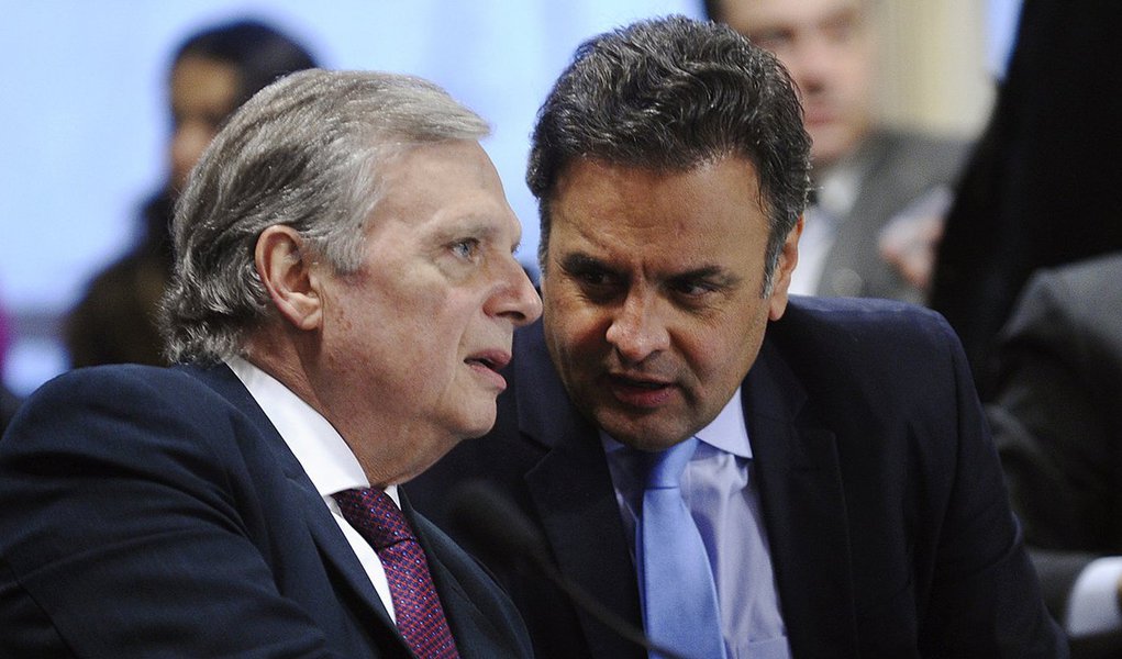 O senador Tasso Jereissati (PSDB-CE) continua pressionando para que o senador Aécio Neves (MG) deixe a presidência do partido; para os tucanos, Aécio continuar no comando da legenda desgasta a imagem do partido para 2018; o mineiro prometeu apresentar uma solução até a próxima terça-feira (24); os dirigentes do partido enxergam o risco de que Aécio continue adiando essa decisão (Foto: Charles Nisz) O senador Tasso Jereissati (PSDB-CE) continua pressionando para que o senador Aécio Neves (MG) deixe a presidência do partido; para os tucanos, Aécio continuar no comando da legenda desgasta a imagem do partido para 2018; o mineiro prometeu apresentar uma solução até a próxima terça-feira (24); os dirigentes do partido enxergam o risco de que Aécio continue adiando essa decisão