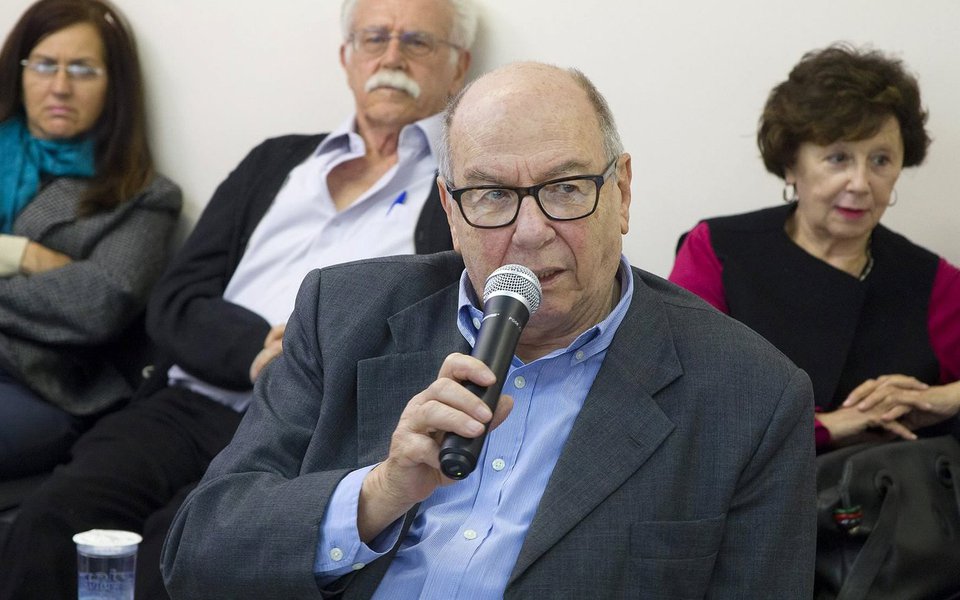 "O PSDB morreu. Quer que eu fale de defuntos? O PSDB não é mais um partido. Funcionava como um partido quando as decisões eram tomadas em bons restaurantes e todos estavam de acordo. Agora isso não há mais. E não existe alguém como Lula para aglutinar todos", diz o filósofo e professor universitário José Arthur Giannotti, principal referência intelectual do PSDB, que disse ainda que João Doria não pode nem ser considerado gestor. "Ele é um bom comunicador, que se veste de gari e assim por diante. Até agora não vi ele provar ser um grande gestor"; Giannotti afirmou ainda que a crise atual é mais grave do que a de 1964 e disse que o ex-presidente Lula tem chances de voltar ao poder (Foto: Leonardo Attuch) "O PSDB morreu. Quer que eu fale de defuntos? O PSDB não é mais um partido. Funcionava como um partido quando as decisões eram tomadas em bons restaurantes e todos estavam de acordo. Agora isso não há mais. E não existe alguém como Lula para aglutinar todos", diz o filósofo e professor universitário José Arthur Giannotti, principal referência intelectual do PSDB, que disse ainda que João Doria não pode nem ser considerado gestor. "Ele é um bom comunicador, que se veste de gari e assim por diante. Até agora não vi ele provar ser um grande gestor"; Giannotti afirmou ainda que a crise atual é mais grave do que a de 1964 e disse que o ex-presidente Lula tem chances de voltar ao poder