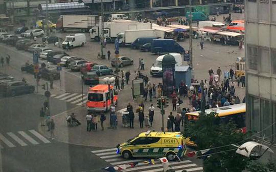Pelo menos oito pessoas foram esfaqueadas em um ataque na cidade finlandesa de Turku, nesta sexta-feira, e duas morreram, disse a polícia, mas ainda estava claro se o incidente foi um ato terrorista; uma pessoa foi presa após um tiroteio, informou a polícia, dizendo que até agora há apenas um suspeito no caso. A polícia pediu para que o público mantenha distância da cidade, enquanto reforçava a segurança do país (Foto: Leonardo Attuch) Pelo menos oito pessoas foram esfaqueadas em um ataque na cidade finlandesa de Turku, nesta sexta-feira, e duas morreram, disse a polícia, mas ainda estava claro se o incidente foi um ato terrorista; uma pessoa foi presa após um tiroteio, informou a polícia, dizendo que até agora há apenas um suspeito no caso. A polícia pediu para que o público mantenha distância da cidade, enquanto reforçava a segurança do país