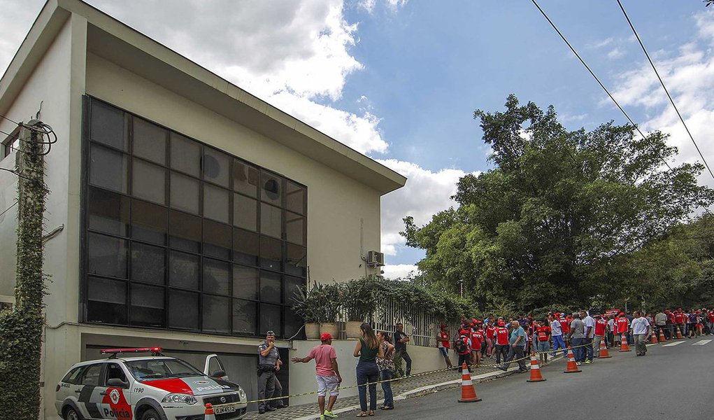 A Receita Federal decidiu suspender a isenção tributária do Instituto Lula nos anos de 2012, 2013 e 2014; ato da Delegacia Regional da Receita em São Paulo, assinado por Guilherme Bibiani Neto, vale para o Imposto de Renda de pessoa jurídica e para a contribuição social sobre o lucro líquido do contribuinte (Foto: Aquiles Lins) A Receita Federal decidiu suspender a isenção tributária do Instituto Lula nos anos de 2012, 2013 e 2014; ato da Delegacia Regional da Receita em São Paulo, assinado por Guilherme Bibiani Neto, vale para o Imposto de Renda de pessoa jurídica e para a contribuição social sobre o lucro líquido do contribuinte