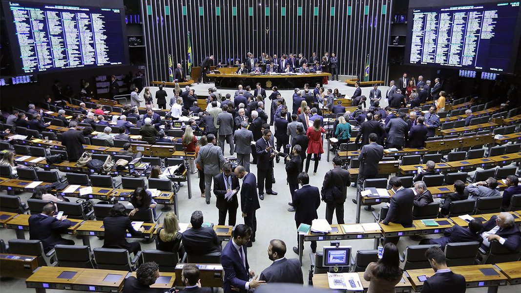 Com o final do prazo da primeira sessão desta manhã, uma nova sessão da Câmara foi iniciada às 13h55; os deputados precisam marcar presença novamente; até que 257 deputados registrem presença, a análise da denúncia não será retomada, e apenas com 342 deputados presentes poderá ser iniciada a votação do parecer; o líder do PT, deputado Carlos Zarattini, protocolou requerimento pela retirada da matéria de pauta (Foto: Aquiles Lins) Com o final do prazo da primeira sessão desta manhã, uma nova sessão da Câmara foi iniciada às 13h55; os deputados precisam marcar presença novamente; até que 257 deputados registrem presença, a análise da denúncia não será retomada, e apenas com 342 deputados presentes poderá ser iniciada a votação do parecer; o líder do PT, deputado Carlos Zarattini, protocolou requerimento pela retirada da matéria de pauta
