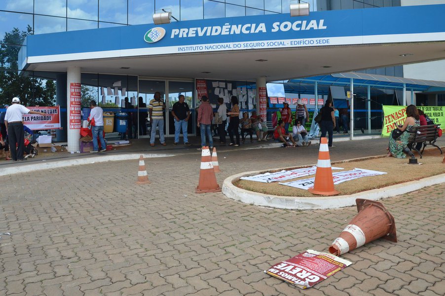 O Instituto Nacional de Seguridade Social (INSS) anuncia que as perícias médicas para aposentados por invalidez começam a ser executadas na segunda quinzena deste mês, em Alagoas; mais de 16 mil alagoanos serão convocados; em todo o país, serão revisadas 1.004.886 aposentadorias por invalidez; os maiores de 60 anos não estão incluídos nesse processo, como também os que têm 55 anos ou mais e que estejam recebendo o benefício há 15 anos, tanto de auxílio doença quanto de aposentadoria por invalidez (Foto: Voney Malta) O Instituto Nacional de Seguridade Social (INSS) anuncia que as perícias médicas para aposentados por invalidez começam a ser executadas na segunda quinzena deste mês, em Alagoas; mais de 16 mil alagoanos serão convocados; em todo o país, serão revisadas 1.004.886 aposentadorias por invalidez; os maiores de 60 anos não estão incluídos nesse processo, como também os que têm 55 anos ou mais e que estejam recebendo o benefício há 15 anos, tanto de auxílio doença quanto de aposentadoria por invalidez