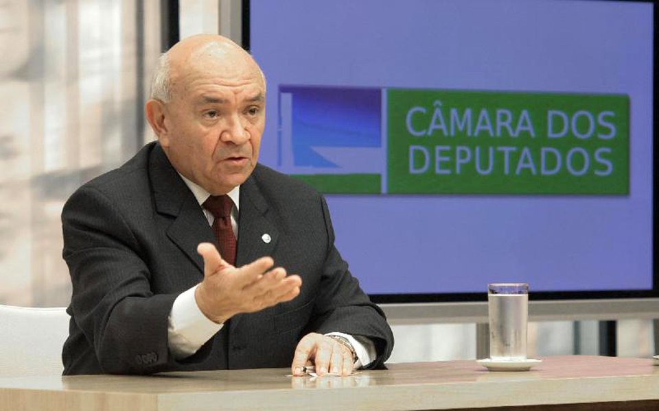 Por unanimidade, a 3ª Turma do Tribunal Regional Federal da 1ª Região (TRF1) negou recurso apresentado pelo ex-presidente da Câmara dos Deputados e a neta dele, Rafaella Milet Cavalcanti Ferreira, contra sentença da 1ª Vara Federal do Distrito Federal que condenou os dois pelo crime de improbidade administrativa; os desembargadores mantiveram o entendimento da primeira instância de que Severino Cavalcanti contratou a neta como funcionária fantasma de seu gabinete entre 2003 e 2005 (Foto: Gisele Federicce) Por unanimidade, a 3ª Turma do Tribunal Regional Federal da 1ª Região (TRF1) negou recurso apresentado pelo ex-presidente da Câmara dos Deputados e a neta dele, Rafaella Milet Cavalcanti Ferreira, contra sentença da 1ª Vara Federal do Distrito Federal que condenou os dois pelo crime de improbidade administrativa; os desembargadores mantiveram o entendimento da primeira instância de que Severino Cavalcanti contratou a neta como funcionária fantasma de seu gabinete entre 2003 e 2005