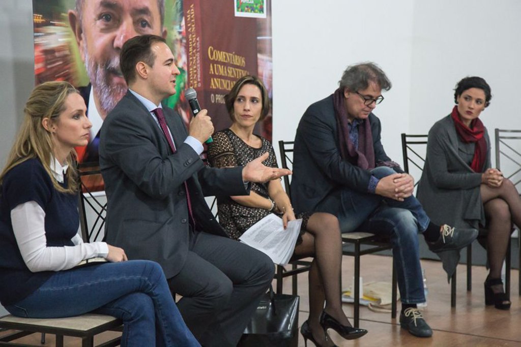 Depois de capitais como Rio de Janeiro e São Paulo, foi a vez de Porto Alegre debater o lançamento do livro Comentários de uma sentença anunciada: o processo Lula; a obra organizada pela advogada, professora da UFRJ e integrante da Frente Brasil de Juristas pela Democracia, Carol Proner, é resultado do trabalho de 122 juristas que analisaram em tempo recorde a sentença de Sérgio Moro condenando o ex-presidente Lula a nove anos e seis meses de prisão; "As ilações, a convicção e o convencimento do juiz valem mais do que as provas", disse ela (Foto: Leonardo Lucena) Depois de capitais como Rio de Janeiro e São Paulo, foi a vez de Porto Alegre debater o lançamento do livro Comentários de uma sentença anunciada: o processo Lula; a obra organizada pela advogada, professora da UFRJ e integrante da Frente Brasil de Juristas pela Democracia, Carol Proner, é resultado do trabalho de 122 juristas que analisaram em tempo recorde a sentença de Sérgio Moro condenando o ex-presidente Lula a nove anos e seis meses de prisão; "As ilações, a convicção e o convencimento do juiz valem mais do que as provas", disse ela
