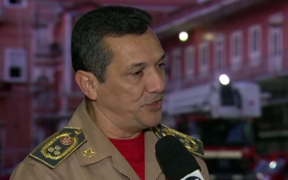 O secretário de Defesa Civil do estado do Rio de Janeiro e comandante-geral do Corpo de Bombeiros, coronel Ronaldo Alcântara, pediu exoneração do cargo nesta terça-feira (12), após a operação que prendeu bombeiros militares envolvidos em um esquema de venda de alvarás para funcionamento de estabelecimentos comerciais, casas de espetáculos e até estádios de futebol; dois assessores diretos do secretário de Defesa Civil estariam envolvidos no esquema (Foto: Aquiles Lins) O secretário de Defesa Civil do estado do Rio de Janeiro e comandante-geral do Corpo de Bombeiros, coronel Ronaldo Alcântara, pediu exoneração do cargo nesta terça-feira (12), após a operação que prendeu bombeiros militares envolvidos em um esquema de venda de alvarás para funcionamento de estabelecimentos comerciais, casas de espetáculos e até estádios de futebol; dois assessores diretos do secretário de Defesa Civil estariam envolvidos no esquema