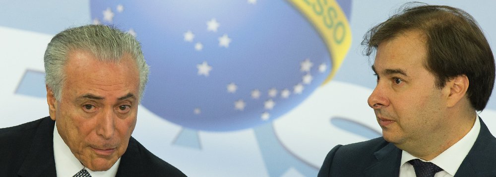"Se a segunda denúncia contra Temer chegar à Câmara neste Setembro, ele estará bem mais fraco, com a base trincada com disputas e ressentimentos. E haverá o fator Rodrigo Maia, que terá novamente um peso importante na tramitação da denúncia. O presidente da Câmara e sucessor imediato de Temer em casos de ausência ou vacância deixou o cavalo passar selado à sua frente daquela vez mas, agora, sua postura mais distante e independente vem chamando a atenção de seus pares", descreve a jornalista Tereza Cruvinel; segundo ela, a avaliação na Casa é de que Maia "não irá mais quebrar lanças pela rejeição da denúncia, como da primeira vez" (Foto: Tereza Cruvinel) "Se a segunda denúncia contra Temer chegar à Câmara neste Setembro, ele estará bem mais fraco, com a base trincada com disputas e ressentimentos. E haverá o fator Rodrigo Maia, que terá novamente um peso importante na tramitação da denúncia. O presidente da Câmara e sucessor imediato de Temer em casos de ausência ou vacância deixou o cavalo passar selado à sua frente daquela vez mas, agora, sua postura mais distante e independente vem chamando a atenção de seus pares", descreve a jornalista Tereza Cruvinel; segundo ela, a avaliação na Casa é de que Maia "não irá mais quebrar lanças pela rejeição da denúncia, como da primeira vez"