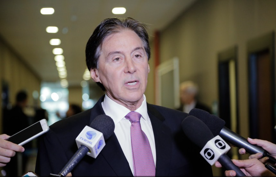 “Eu, por convicção, acho que nós devemos fazer o voto distrital misto, mas a própria Corte Suprema da Justiça Eleitoral disse que ainda não tem condições de apresentar neste momento os distritos. Portanto, nós vamos apresentar esse ‘distritão’”, explicou nesta quinta (10) o presidente do Senado, Eunício Oliveira (PMDB-CE). Na opinião do parlamentar, o sistema político atual “está falido” e é preciso fazer uma transição. Sobre os recursos para o fundo partidário, o parlamentar defendeu que não seja tirado dinheiro da saúde, da segurança e da educação. “Nós temos recursos no sistema político brasileiro”, afirmou (Foto: Rodrigo Rocha) “Eu, por convicção, acho que nós devemos fazer o voto distrital misto, mas a própria Corte Suprema da Justiça Eleitoral disse que ainda não tem condições de apresentar neste momento os distritos. Portanto, nós vamos apresentar esse ‘distritão’”, explicou nesta quinta (10) o presidente do Senado, Eunício Oliveira (PMDB-CE). Na opinião do parlamentar, o sistema político atual “está falido” e é preciso fazer uma transição. Sobre os recursos para o fundo partidário, o parlamentar defendeu que não seja tirado dinheiro da saúde, da segurança e da educação. “Nós temos recursos no sistema político brasileiro”, afirmou