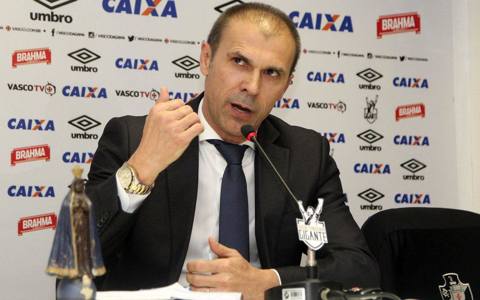 Técnico Milton Mendes foi demitido pelo Vasco logo após retornar de Salvador, onde o time foi derrotado pelo Bahia por 3x0 no domingo (20), pela 21ª rodada da Série A. O time caiu para o 16º lugar no Campeonato Brasileiro, com 25 pontos, ficando a dois da zona de rebaixamento e à frente apenas do São Paulo (17º), com 23; Vitória, (18º), 22; Avaí (19º), 22 e Atlético GO (20º), 15 pontos; Mendes completaria cinco meses de trabalho no clube nesta segunda-feira (21); auxiliar Valdir Bigode dirige o time até a contratação de novo técnico (Foto: Paulo Emílio) Técnico Milton Mendes foi demitido pelo Vasco logo após retornar de Salvador, onde o time foi derrotado pelo Bahia por 3x0 no domingo (20), pela 21ª rodada da Série A. O time caiu para o 16º lugar no Campeonato Brasileiro, com 25 pontos, ficando a dois da zona de rebaixamento e à frente apenas do São Paulo (17º), com 23; Vitória, (18º), 22; Avaí (19º), 22 e Atlético GO (20º), 15 pontos; Mendes completaria cinco meses de trabalho no clube nesta segunda-feira (21); auxiliar Valdir Bigode dirige o time até a contratação de novo técnico