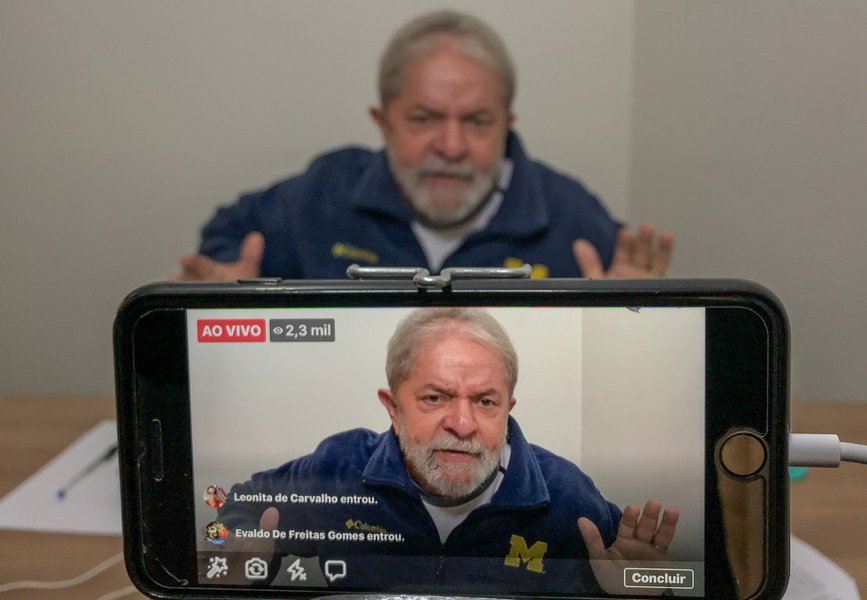 Em entrevista a rádio de Belo Horizonte nesta manhã, pouco depois de anunciar uma nova caravana em Minas Gerais, o ex-presidente disse que há três anos tentam lhe destruir; "Tenho mais de 60 capas de revistas e mais de 25 horas de Jornal Nacional contra mim", destacou; "Me dão tiro de canhão todo dia e estou vivo. Deram um tiro de garrucha no Aécio e ele não aguentou", ironizou; Lula disse querer "cuidar da soberania do país"; "Esse país não pode ser vendido", defendeu, em crítica às privatizações do governo Temer; ele também fez críticas à Lava Jato; "A Polícia Federal e o Ministério Público da Lava Jato mentiram. Eles que têm que se explicar e pedir desculpas por destruir a indústria. Espero que eles tenham vergonha e peçam desculpas à sociedade brasileira pelo estrago" (Foto: Gisele Federicce) Em entrevista a rádio de Belo Horizonte nesta manhã, pouco depois de anunciar uma nova caravana em Minas Gerais, o ex-presidente disse que há três anos tentam lhe destruir; "Tenho mais de 60 capas de revistas e mais de 25 horas de Jornal Nacional contra mim", destacou; "Me dão tiro de canhão todo dia e estou vivo. Deram um tiro de garrucha no Aécio e ele não aguentou", ironizou; Lula disse querer "cuidar da soberania do país"; "Esse país não pode ser vendido", defendeu, em crítica às privatizações do governo Temer; ele também fez críticas à Lava Jato; "A Polícia Federal e o Ministério Público da Lava Jato mentiram. Eles que têm que se explicar e pedir desculpas por destruir a indústria. Espero que eles tenham vergonha e peçam desculpas à sociedade brasileira pelo estrago"