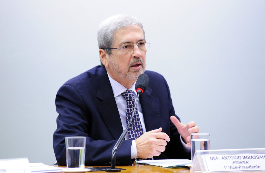 Descartado pelo deputado Lúcio Vieira Lima como aposta para as eleições de 2018, o ministro da Secretaria de Governo, Antônio Imbassahy (PSDB), pode chegar ao PMDB baiano com status de alguém que pode salvar o partido da masmorra; com a segunda prisão de Geddel Vieira Lima e o envolvimento de Lúcio com os R$ 51 milhões encontrados pela Polícia Federal num apartamento emprestado a Geddel em Salvador, o PMDB baiano, comandado pela família Vieira Lima há mais de 20 anos, ficou sem um nome de peso para entrar na chapa que será encabeçada por ACM Neto (DEM) ao governo do Estado em 2018; Imbassahy deve desembarcar no PMDB com passaporte carimbado para disputar uma vaga no Senado (Foto: Romulo Faro) Descartado pelo deputado Lúcio Vieira Lima como aposta para as eleições de 2018, o ministro da Secretaria de Governo, Antônio Imbassahy (PSDB), pode chegar ao PMDB baiano com status de alguém que pode salvar o partido da masmorra; com a segunda prisão de Geddel Vieira Lima e o envolvimento de Lúcio com os R$ 51 milhões encontrados pela Polícia Federal num apartamento emprestado a Geddel em Salvador, o PMDB baiano, comandado pela família Vieira Lima há mais de 20 anos, ficou sem um nome de peso para entrar na chapa que será encabeçada por ACM Neto (DEM) ao governo do Estado em 2018; Imbassahy deve desembarcar no PMDB com passaporte carimbado para disputar uma vaga no Senado