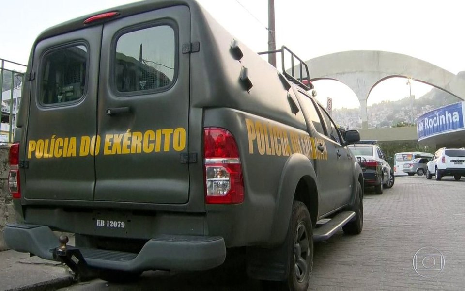 Forças Armadas retornaram à comunidade da Rocinha, na zona sul do Rio de Janeiro, para auxiliar a polícia em buscas no entorno da favela; militares estão dando "apoio técnico" à Polícia Militar (PM) em ações de varredura na mata que faz limite com a comunidade; no fim de setembro, as Forças Armadas já tinham ocupado setores da Rocinha por uma semana, também para auxiliar a polícia fluminense depois que grupos criminosos rivais entraram em confronto armado pelo controle dos pontos de venda de drogas (Foto: Paulo Emílio) Forças Armadas retornaram à comunidade da Rocinha, na zona sul do Rio de Janeiro, para auxiliar a polícia em buscas no entorno da favela; militares estão dando "apoio técnico" à Polícia Militar (PM) em ações de varredura na mata que faz limite com a comunidade; no fim de setembro, as Forças Armadas já tinham ocupado setores da Rocinha por uma semana, também para auxiliar a polícia fluminense depois que grupos criminosos rivais entraram em confronto armado pelo controle dos pontos de venda de drogas
