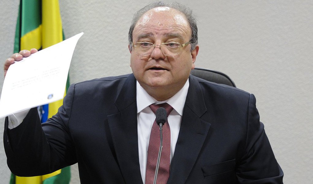 O juiz federal Sérgio Moro mandou bloquear até R$ 6 milhões das contas de investigados da 44ª fase, entre eles, o ex-deputado federal Cândido Vaccarezza (PTdoB), suspeito de receber US$ 438 mil em propina por contrato na Petrobras até 2011 e 2013; de acordo com as investigações da PF, o ex-parlamentar favoreceu a contratação da empresa norte-americana Sargeant Marine, que forneceu asfalto para a estatal entre 2010 e 2013; em nota, a defesa de Vaccarezza disse que ele "nunca intermediou qualquer tipo de negociação entre empresas privadas e a Petrobras" (Foto: Leonardo Lucena) O juiz federal Sérgio Moro mandou bloquear até R$ 6 milhões das contas de investigados da 44ª fase, entre eles, o ex-deputado federal Cândido Vaccarezza (PTdoB), suspeito de receber US$ 438 mil em propina por contrato na Petrobras até 2011 e 2013; de acordo com as investigações da PF, o ex-parlamentar favoreceu a contratação da empresa norte-americana Sargeant Marine, que forneceu asfalto para a estatal entre 2010 e 2013; em nota, a defesa de Vaccarezza disse que ele "nunca intermediou qualquer tipo de negociação entre empresas privadas e a Petrobras"