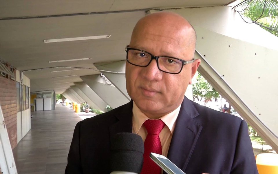 A recomendação do MP para que o governo estadual reduza o número de cargos comissionados para se adequar à Lei de Responsabilidade Fiscal, foi questionada pelo secretário de Administração e Previdência, Franzé Silva; titular da pasta considera que houve um equivoco da Promotoria ao comparar o mês de janeiro 2015, quando não há nomeação dos cargos comissionados com o mês de julho, quando onde os cargos estão preenchidos (Foto: Leonardo Lucena) A recomendação do MP para que o governo estadual reduza o número de cargos comissionados para se adequar à Lei de Responsabilidade Fiscal, foi questionada pelo secretário de Administração e Previdência, Franzé Silva; titular da pasta considera que houve um equivoco da Promotoria ao comparar o mês de janeiro 2015, quando não há nomeação dos cargos comissionados com o mês de julho, quando onde os cargos estão preenchidos