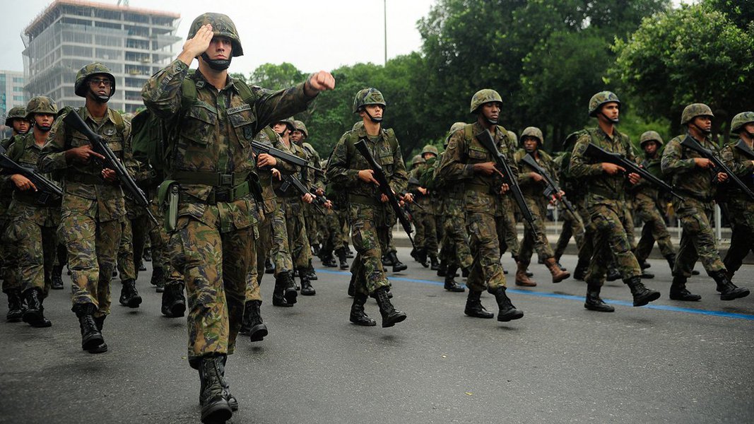 O porta-voz do Clube Militar, Coronel Ivan Cosme, avalia que os pedidos por uma intervenção são fruto da desesperança com a política; "A questão da intervenção militar, que muita gente está pedindo, talvez seja até em função de uma desesperança que está se abatendo sobre o povo em função do que a gente vê nos nossos meios políticos", diz (Foto: Giuliana Miranda) O porta-voz do Clube Militar, Coronel Ivan Cosme, avalia que os pedidos por uma intervenção são fruto da desesperança com a política; "A questão da intervenção militar, que muita gente está pedindo, talvez seja até em função de uma desesperança que está se abatendo sobre o povo em função do que a gente vê nos nossos meios políticos", diz