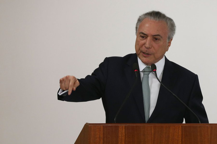 Michel Temer confirmou na tarde desta quinta-feira ter sancionado o projeto de lei que torna crime hediondo o porte ilegal de arma de fogo de uso restrito das Forças Armadas; numa solenidade com presença do prefeito do Rio de Janeiro, Marcelo Crivella, Temer afirmou ter sancionado a lei nesta manhã; "Quero dizer que, na manhã de hoje, eu sancionei esse projeto mencionado pelo prefeito Marcelo Crivella. Projeto que impede o uso de armas de porte exclusivo de uso do Exército, da Marinha e da Aeronáutica. Porque é isto que aflige o povo do Rio de Janeiro", disse o peemedebista (Foto: Romulo Faro) Michel Temer confirmou na tarde desta quinta-feira ter sancionado o projeto de lei que torna crime hediondo o porte ilegal de arma de fogo de uso restrito das Forças Armadas; numa solenidade com presença do prefeito do Rio de Janeiro, Marcelo Crivella, Temer afirmou ter sancionado a lei nesta manhã; "Quero dizer que, na manhã de hoje, eu sancionei esse projeto mencionado pelo prefeito Marcelo Crivella. Projeto que impede o uso de armas de porte exclusivo de uso do Exército, da Marinha e da Aeronáutica. Porque é isto que aflige o povo do Rio de Janeiro", disse o peemedebista