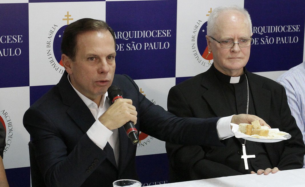 A repercussão desastrosa, o prefeito João Doria (PSDB) desistiu de incluir na merenda das escolas da rede municipal de São Paulo a 'ração humana', feita com alimentos perto da data de validade e que iriam para o lixo; "Não está decidido se será na merenda. Na alimentação para pessoas em situação de rua sim, que são aquelas abrigadas nos Centros Temporários de Acolhimentos e nos antigos albergues. Ali a alimentação é oferecida diariamente e a complementação da Farinata assim que tivermos as autorizações necessárias, será utilizada sempre como complemento alimentar. Ela não é alimentação em si, mas suplmentar", afirmou Doria; recuo ocorre no mesmo dia em que o Ministério Público abriu investigação sobre a ração humana (Foto: Aquiles Lins) A repercussão desastrosa, o prefeito João Doria (PSDB) desistiu de incluir na merenda das escolas da rede municipal de São Paulo a 'ração humana', feita com alimentos perto da data de validade e que iriam para o lixo; "Não está decidido se será na merenda. Na alimentação para pessoas em situação de rua sim, que são aquelas abrigadas nos Centros Temporários de Acolhimentos e nos antigos albergues. Ali a alimentação é oferecida diariamente e a complementação da Farinata assim que tivermos as autorizações necessárias, será utilizada sempre como complemento alimentar. Ela não é alimentação em si, mas suplmentar", afirmou Doria; recuo ocorre no mesmo dia em que o Ministério Público abriu investigação sobre a ração humana