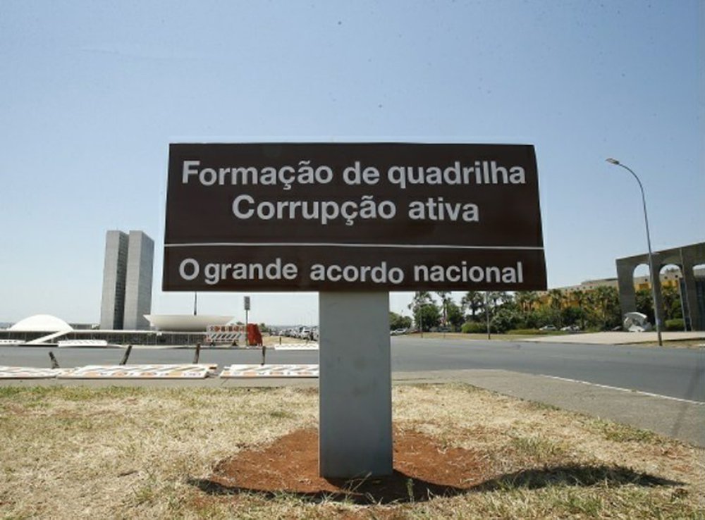 O cientista político e professor da PUC Minas, Robson Sáveio, criticou a decisão do Senado, nesta terça-feira de salvar o senador Aécio Neves (PSDB), considerado o pai do golpe; com decisão da Casa, Aécio pode retomar o mandato de senador; "E tinham inocentes-tolinhos que acreditavam que numa casa legislativa majoritariamente composta por bandidos se puniria um bandido, para agradar opinião pública. #ComOSupremoComTudo", escreveu Robson em seu Facebook (Foto: José Barbacena) O cientista político e professor da PUC Minas, Robson Sáveio, criticou a decisão do Senado, nesta terça-feira de salvar o senador Aécio Neves (PSDB), considerado o pai do golpe; com decisão da Casa, Aécio pode retomar o mandato de senador; "E tinham inocentes-tolinhos que acreditavam que numa casa legislativa majoritariamente composta por bandidos se puniria um bandido, para agradar opinião pública. #ComOSupremoComTudo", escreveu Robson em seu Facebook