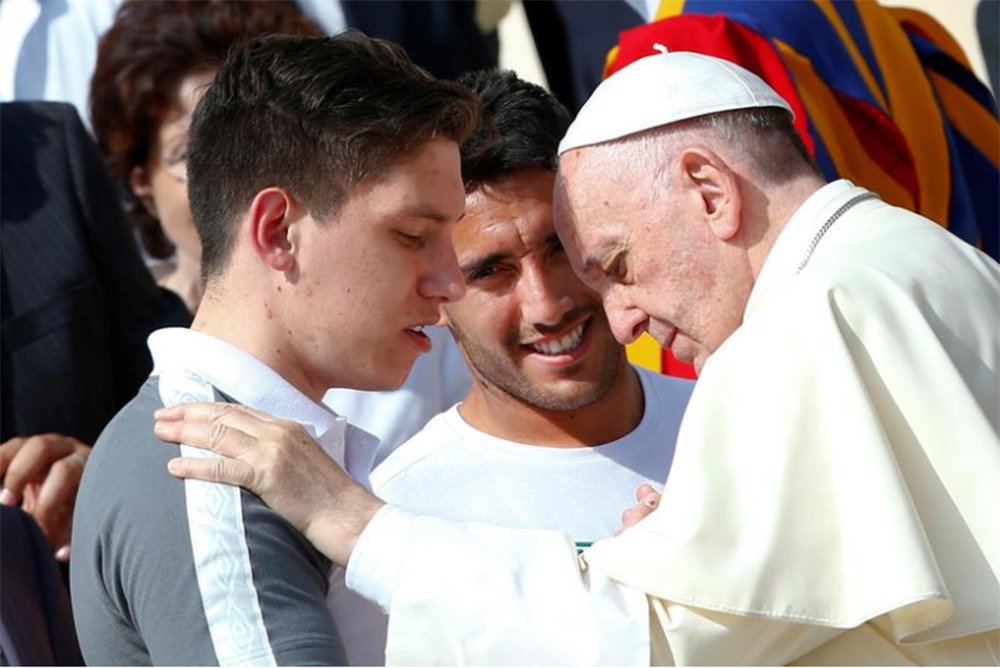 Jogadores da Chapecoense foram recebidos pelo papa Francisco no Vaticano na manhã desta quarta-feira, em uma visita que contou com a participação de sobreviventes e familiares das vítimas do acidente de avião que deixou 71 mortos enquanto levava a equipe para a Colômbia, em novembro de 2016 (Foto: Gisele Federicce) Jogadores da Chapecoense foram recebidos pelo papa Francisco no Vaticano na manhã desta quarta-feira, em uma visita que contou com a participação de sobreviventes e familiares das vítimas do acidente de avião que deixou 71 mortos enquanto levava a equipe para a Colômbia, em novembro de 2016