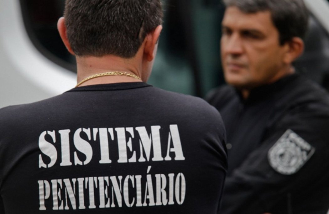 O Governo estadual, por meio da Secretaria de Estado da Justiça (Sejus), reforçou a segurança nas unidades prisionais, em razão do movimento paredista iniciado pelo Sindicato dos Agentes Penitenciários do Piauí (Sinpoljuspi); De acordo com a Secretaria da Justiça, a categoria teve aumentos salariais graças a reajustes nos subsídios e nas vantagens pessoais por classe; o valor do extraordinário para classe especial, por exemplo, passou de R$ 523,84 para R$ 778,34 – aumento de 48,5%, em dois anos (Foto: Leonardo Lucena) O Governo estadual, por meio da Secretaria de Estado da Justiça (Sejus), reforçou a segurança nas unidades prisionais, em razão do movimento paredista iniciado pelo Sindicato dos Agentes Penitenciários do Piauí (Sinpoljuspi); De acordo com a Secretaria da Justiça, a categoria teve aumentos salariais graças a reajustes nos subsídios e nas vantagens pessoais por classe; o valor do extraordinário para classe especial, por exemplo, passou de R$ 523,84 para R$ 778,34 – aumento de 48,5%, em dois anos
