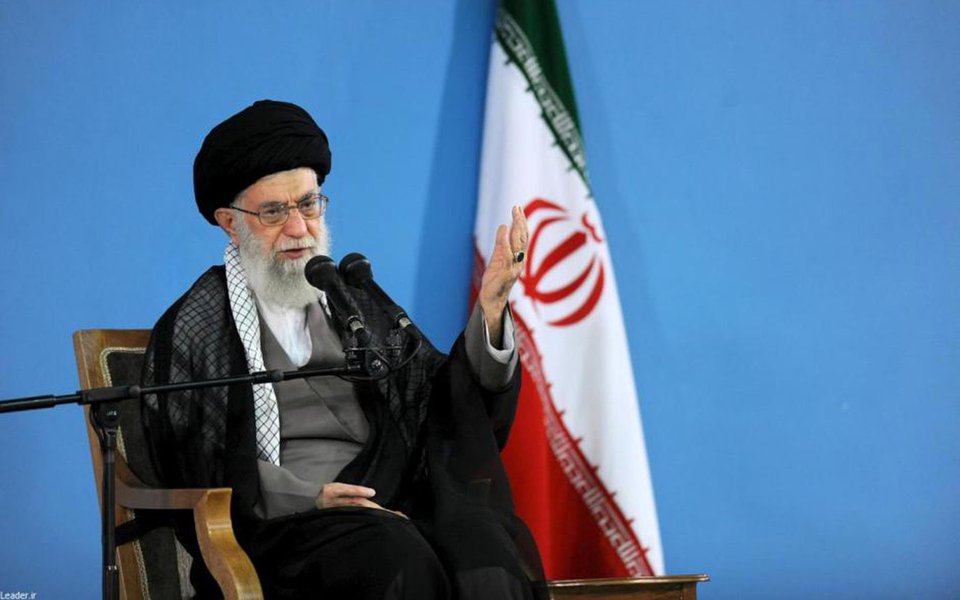 Khamenei advertiu que se os Estados Unidos rasgarem o acordo, “o Irã vai destruí-lo”, se referindo a uma ameaça feita pelo presidente norte-americano, Donald Trump, de abandonar o tratado, relatou a TV estatal iraniana (Foto: Leonardo Attuch) Khamenei advertiu que se os Estados Unidos rasgarem o acordo, “o Irã vai destruí-lo”, se referindo a uma ameaça feita pelo presidente norte-americano, Donald Trump, de abandonar o tratado, relatou a TV estatal iraniana