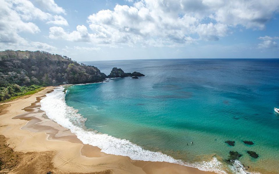 Governo Michel Temer anunciou que pretende privatizar áreas naturais como florestas, praias e até ilhas; proposta foi anunciada pelo ministro do turismo Marx Beltrão; na União Europeia e na China a notícia causou alvoroço e um periódico português já deu o veredicto: "A ideia, segundo o ministro do Turismo, é conseguir dinheiro", destaca; notícia veio à tona no exato dia em que Temer bateu o martelo da venda de quatro usinas hidroelétricas operadas pela Cemig e um dia após recuar do decreto que colocava fim a uma enorme reserva na Amazônia (Foto: Paulo Emílio) Governo Michel Temer anunciou que pretende privatizar áreas naturais como florestas, praias e até ilhas; proposta foi anunciada pelo ministro do turismo Marx Beltrão; na União Europeia e na China a notícia causou alvoroço e um periódico português já deu o veredicto: "A ideia, segundo o ministro do Turismo, é conseguir dinheiro", destaca; notícia veio à tona no exato dia em que Temer bateu o martelo da venda de quatro usinas hidroelétricas operadas pela Cemig e um dia após recuar do decreto que colocava fim a uma enorme reserva na Amazônia