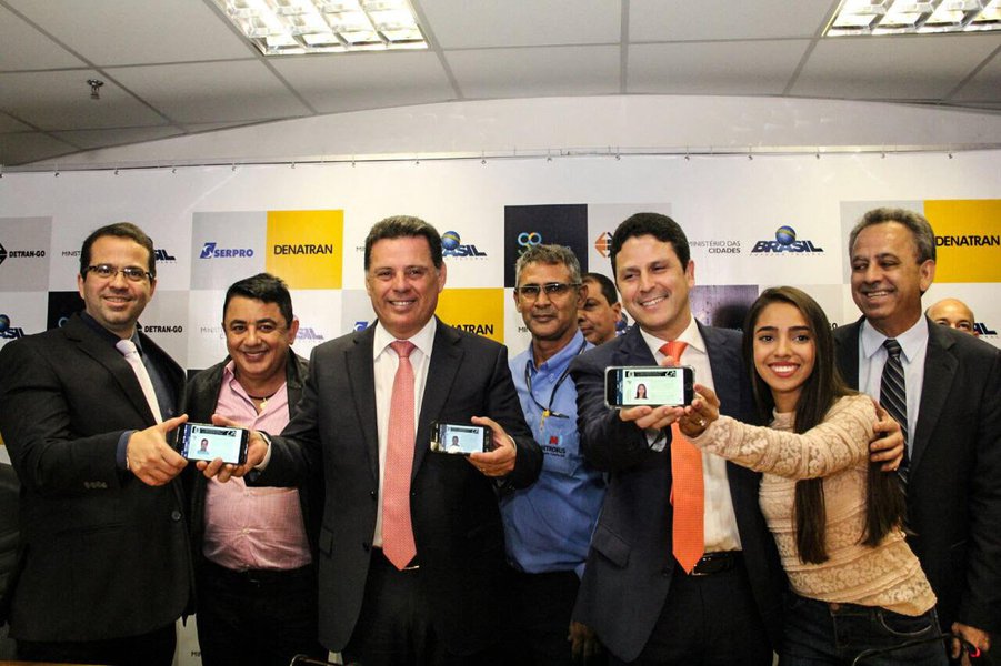 Em discurso na solenidade de lançamento da Carteira Nacional de Habilitação Digital (CNH-e), nesta terça-feira em Brasília, o governador Marconi Perillo enfatizou o pioneirismo do Estado no aperfeiçoamento dos serviços prestados à população com o pioneirismo do Estado na prestação do novo serviço “A modernização da infraestrutura de atendimento do Detran de nosso Estado é uma prioridade para a administração, demonstrando compromisso com a eficiência e com a transparência dos procedimentos”, afirmou, acompanhado do ministro das Cidades, Bruno Araújo, anfitrião do lançamento (Foto: José Barbacena) Em discurso na solenidade de lançamento da Carteira Nacional de Habilitação Digital (CNH-e), nesta terça-feira em Brasília, o governador Marconi Perillo enfatizou o pioneirismo do Estado no aperfeiçoamento dos serviços prestados à população com o pioneirismo do Estado na prestação do novo serviço “A modernização da infraestrutura de atendimento do Detran de nosso Estado é uma prioridade para a administração, demonstrando compromisso com a eficiência e com a transparência dos procedimentos”, afirmou, acompanhado do ministro das Cidades, Bruno Araújo, anfitrião do lançamento