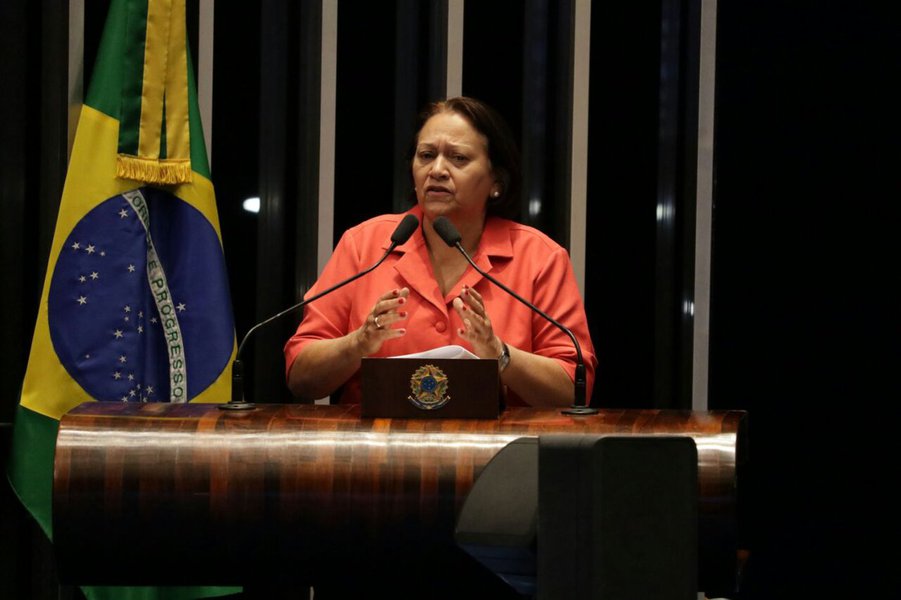 A senadora Fátima Bezerra voltou a solidarizar-se, da tribuna do Plenário, com o ex-presidente Lula, que, nas palavras da parlamentar, tem sido vítima de uma caçada violenta por parte das forças conservadoras do País que tentam a todo custo condená-lo, mesmo sem provas; "Isso é um absurdo. A caçada contra o Presidente Lula não tem limites. Até uma Medida Provisória editada originalmente no Governo Fernando Henrique, e que foi apenas reeditada no Governo do Presidente Lula, está servindo de desculpa para mais uma denúncia contra ele. Isso tudo parece um teatro do absurdo", disse (Foto: Aquiles Lins) A senadora Fátima Bezerra voltou a solidarizar-se, da tribuna do Plenário, com o ex-presidente Lula, que, nas palavras da parlamentar, tem sido vítima de uma caçada violenta por parte das forças conservadoras do País que tentam a todo custo condená-lo, mesmo sem provas; "Isso é um absurdo. A caçada contra o Presidente Lula não tem limites. Até uma Medida Provisória editada originalmente no Governo Fernando Henrique, e que foi apenas reeditada no Governo do Presidente Lula, está servindo de desculpa para mais uma denúncia contra ele. Isso tudo parece um teatro do absurdo", disse