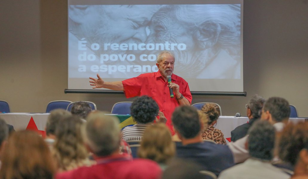 Em discurso no lançamento da campanha de filiação do PT, nesta sexta-feira, 22, o ex-presidente Lula disse que filiar-se ao PT é a solução para quem busca contribuir para o país; "O PT precisa convencer as pessoas que não existe saída fora da política. O PT tem que ser um partido que enfrenta essa discussão contra a negação da política", afirmou; Lula criticou também a ameaça à soberania nacional e disse que querem retirar do povo o poder se suas escolhas; "A soberania nacional precisa entrar na ordem do dia. O que acontece no Brasil hoje é que o que menos interessa é o país como nação. Daqui a pouco não vai ter mais eleição pra presidente. Eles vão na Bolsa de Valores escolher um presidente" (Foto: Aquiles Lins) Em discurso no lançamento da campanha de filiação do PT, nesta sexta-feira, 22, o ex-presidente Lula disse que filiar-se ao PT é a solução para quem busca contribuir para o país; "O PT precisa convencer as pessoas que não existe saída fora da política. O PT tem que ser um partido que enfrenta essa discussão contra a negação da política", afirmou; Lula criticou também a ameaça à soberania nacional e disse que querem retirar do povo o poder se suas escolhas; "A soberania nacional precisa entrar na ordem do dia. O que acontece no Brasil hoje é que o que menos interessa é o país como nação. Daqui a pouco não vai ter mais eleição pra presidente. Eles vão na Bolsa de Valores escolher um presidente"