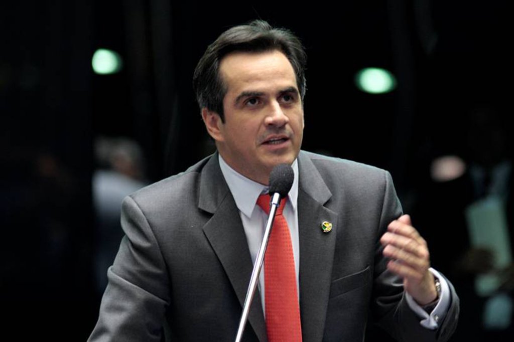 O executivo do grupo J&F, controlador da JBS, Ricardo Saud, teve uma conversa com empresário Joesley Batista, um dos donos do grupo J&F, e a gravação pode comprometer de vez o senador Ciro Nogueira (PP-PI); de acordo com Joesley, o parlamentar afirma na fita que derrubará a Operação Lava-Jato; Saud disse ao empresário que armaria um flagrante de entrega de dinheiro como pagamento ao senador; "Cara, se nós mostrarmos só essa partezinha da fita do Ciro, sem as outras putarias, só a partezinha de que vai derrubar a Lava-Jato, de que vai votar rapidinho. Nossa senhora, já pensou?", afirmou Saud (Foto: Leonardo Lucena) O executivo do grupo J&F, controlador da JBS, Ricardo Saud, teve uma conversa com empresário Joesley Batista, um dos donos do grupo J&F, e a gravação pode comprometer de vez o senador Ciro Nogueira (PP-PI); de acordo com Joesley, o parlamentar afirma na fita que derrubará a Operação Lava-Jato; Saud disse ao empresário que armaria um flagrante de entrega de dinheiro como pagamento ao senador; "Cara, se nós mostrarmos só essa partezinha da fita do Ciro, sem as outras putarias, só a partezinha de que vai derrubar a Lava-Jato, de que vai votar rapidinho. Nossa senhora, já pensou?", afirmou Saud