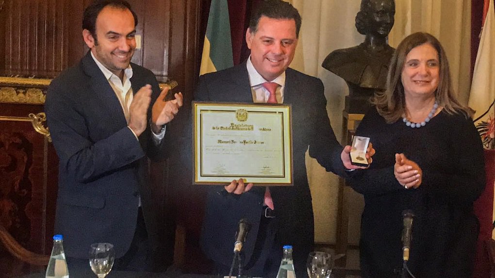 O governador Marconi Perillo recebeu nesta segunda-feira, na Argentina, o título de “Hóspede de Honra” da cidade de Buenos Aires; a distinção, mesma honraria concedida ao ex-presidente Fernando Henrique Cardoso em 2012, foi oferecida por Carmen Polledo, vice-presidente primeira da Legislatura da cidade Autônoma de Buenos Aires; governador lidera missão comercial nos países do Cone Sul (Uruguai, Argentina e Paraguai) para estreitar as relações comerciais (Foto: José Barbacena) O governador Marconi Perillo recebeu nesta segunda-feira, na Argentina, o título de “Hóspede de Honra” da cidade de Buenos Aires; a distinção, mesma honraria concedida ao ex-presidente Fernando Henrique Cardoso em 2012, foi oferecida por Carmen Polledo, vice-presidente primeira da Legislatura da cidade Autônoma de Buenos Aires; governador lidera missão comercial nos países do Cone Sul (Uruguai, Argentina e Paraguai) para estreitar as relações comerciais