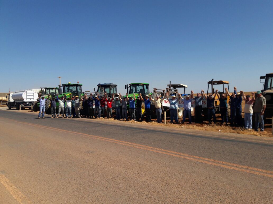 Pela segunda vez em cinco dias, agricultores do oeste da Bahia, juntamente com os empresários e as entidades do agronegócio, fecharam a BR-242, em Luís Eduardo Magalhães, e a BA-225 em Formosa do Rio Preto, em protesto contra os impostos abusivos de Michel Temer que atingem o setor, principalmente o Funrural; na manhã desta terça-feira (15) o 'tratoraço' fechou as rodovias na BR-242, o congestionamento foi de aproximadamente 10 km; o presidente da Associação dos Produtores Rurais da Chapada das Mangabeiras; "Queremos que a nossa indignação contra os altos impostos cobrados, principalmente para o setor agrícola, chegue à Brasília e pressione os parlamentares", disseram os organizadores do protesto (Foto: Romulo Faro) Pela segunda vez em cinco dias, agricultores do oeste da Bahia, juntamente com os empresários e as entidades do agronegócio, fecharam a BR-242, em Luís Eduardo Magalhães, e a BA-225 em Formosa do Rio Preto, em protesto contra os impostos abusivos de Michel Temer que atingem o setor, principalmente o Funrural; na manhã desta terça-feira (15) o 'tratoraço' fechou as rodovias na BR-242, o congestionamento foi de aproximadamente 10 km; o presidente da Associação dos Produtores Rurais da Chapada das Mangabeiras; "Queremos que a nossa indignação contra os altos impostos cobrados, principalmente para o setor agrícola, chegue à Brasília e pressione os parlamentares", disseram os organizadores do protesto