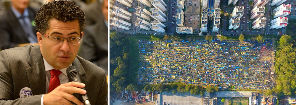 Uma comissão de deputados estaduais do PT e do PSOL estiveram nesta manhã no Palácio dos Bandeirantes, sede do governo paulista, e conversaram com o chefe da Casa Civil, pedindo que o governo Geraldo Alckmin intervenha para evitar a reintegração de posse em um terreno em São Bernardo do Campo (SP); cerca de 7 mil famílias ocupam um terreno vazio há quatro décadas e os deputados da oposição temem que a reintegração de posse seja feita de forma violenta; o líder do PT, Alencar Braga, reiterou que a decisão a partir de agora é política; "Alckmin pode evitar uma ação violenta e um novo 'Pinheirinho' mas, para isso, precisa de sensibilidade política", afirmou (Foto: Charles Nisz) Uma comissão de deputados estaduais do PT e do PSOL estiveram nesta manhã no Palácio dos Bandeirantes, sede do governo paulista, e conversaram com o chefe da Casa Civil, pedindo que o governo Geraldo Alckmin intervenha para evitar a reintegração de posse em um terreno em São Bernardo do Campo (SP); cerca de 7 mil famílias ocupam um terreno vazio há quatro décadas e os deputados da oposição temem que a reintegração de posse seja feita de forma violenta; o líder do PT, Alencar Braga, reiterou que a decisão a partir de agora é política; "Alckmin pode evitar uma ação violenta e um novo 'Pinheirinho' mas, para isso, precisa de sensibilidade política", afirmou