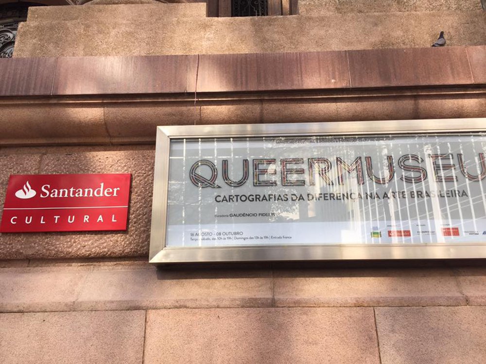 Após a decisão do Santander Cultural em encerrar a exposição "Queermuseu – Cartografias da Diferença na Arte Brasileira", em Porto Alegre, artistas cujos trabalhos integravam a mostra têm se posicionado nas redes sociais criticando o fim precoce da exposição; Iran Giusti, criador das imagens e frases do Tumblr “Criança Viada”, que inspiram os quadros da artista Bia Leite, explicou no seu perfil no Facebook que as fotos foram enviadas, em 2012, pelos próprios donos; a obra de Bia Leite está entre as mais criticadas por supostamente fazer apologia à pedofilia (Foto: Leonardo Lucena) Após a decisão do Santander Cultural em encerrar a exposição "Queermuseu – Cartografias da Diferença na Arte Brasileira", em Porto Alegre, artistas cujos trabalhos integravam a mostra têm se posicionado nas redes sociais criticando o fim precoce da exposição; Iran Giusti, criador das imagens e frases do Tumblr “Criança Viada”, que inspiram os quadros da artista Bia Leite, explicou no seu perfil no Facebook que as fotos foram enviadas, em 2012, pelos próprios donos; a obra de Bia Leite está entre as mais criticadas por supostamente fazer apologia à pedofilia