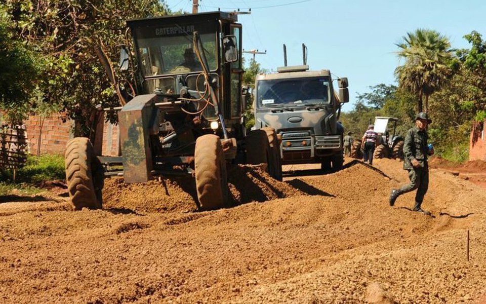 O governo do Estado, por meio da Secretaria de Estado dos Transportes (Setrans-PI), dá prosseguimento às obras de melhoramento da implantação e pavimentação asfáltica de trecho da Rodovia PI-309, na região norte do Piauí; as obras, que estão com 50% de execução, compreendem o trecho que vai do entroncamento entre a BR-343 e a PI 309, até a sede do município de Cocal, passando pelo Povoado Videl, com um total de 26,155 quilômetros de extensão; a obra está orçada em R$ 11,6 milhões com recursos do governo do Piauí, por meio da Setrans-PI (Foto: Leonardo Lucena) O governo do Estado, por meio da Secretaria de Estado dos Transportes (Setrans-PI), dá prosseguimento às obras de melhoramento da implantação e pavimentação asfáltica de trecho da Rodovia PI-309, na região norte do Piauí; as obras, que estão com 50% de execução, compreendem o trecho que vai do entroncamento entre a BR-343 e a PI 309, até a sede do município de Cocal, passando pelo Povoado Videl, com um total de 26,155 quilômetros de extensão; a obra está orçada em R$ 11,6 milhões com recursos do governo do Piauí, por meio da Setrans-PI