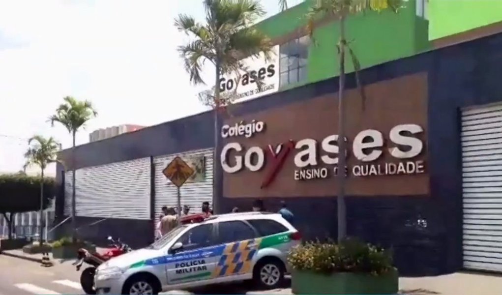 De acordo com um dos colegas do adolescente suspeito de matar dois alunos em uma escola de Goiânia, ele sofria bullying dos outros alunos da classe; "Os outros alunos o chamavam de fedorento por ele não usar desodorante. No intervalo da aula, ele sacou a arma da mochila e começou a atirar. Ele não escolheu alvo. Aí todo mundo saiu correndo", revelou o aluno; o estudante usou a arma do pai, um policial militar (Foto: Charles Nisz) De acordo com um dos colegas do adolescente suspeito de matar dois alunos em uma escola de Goiânia, ele sofria bullying dos outros alunos da classe; "Os outros alunos o chamavam de fedorento por ele não usar desodorante. No intervalo da aula, ele sacou a arma da mochila e começou a atirar. Ele não escolheu alvo. Aí todo mundo saiu correndo", revelou o aluno; o estudante usou a arma do pai, um policial militar