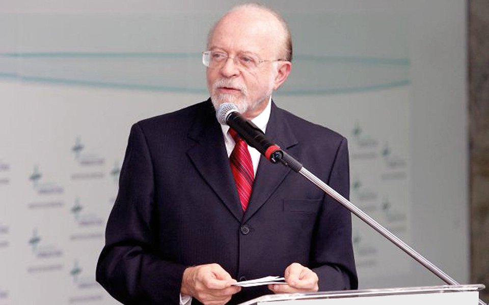 O ex-governador de São Paulo e vice-presidente do PSDB, Alberto Goldman, faz uma dura crítica às propostas do distritão e do fundo bilionário com recursos públicos para financiamento de campanha, contidas na reforma política que está sendo votadas no Congresso; "As proposta embutem uma covardia e um descompromisso com o país", diz ele (Foto: Gisele Federicce) O ex-governador de São Paulo e vice-presidente do PSDB, Alberto Goldman, faz uma dura crítica às propostas do distritão e do fundo bilionário com recursos públicos para financiamento de campanha, contidas na reforma política que está sendo votadas no Congresso; "As proposta embutem uma covardia e um descompromisso com o país", diz ele