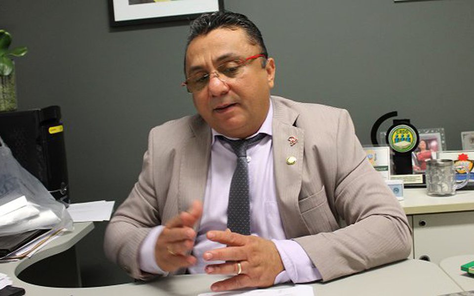 O vereador Edilberto Borges, o Dudu (PT), divulgou um vídeo dizendo que vai acionar a justiça para barrar o aumento de 27% na tarifa de energia elétrica anunciado pelo governo; Dudu considera o aumento abusivo já que vai além da inflação de 3% e justamente no período mais quente em Teresina, o B-R-O BRÓ; relato no Piauí Hoje (Foto: Leonardo Lucena) O vereador Edilberto Borges, o Dudu (PT), divulgou um vídeo dizendo que vai acionar a justiça para barrar o aumento de 27% na tarifa de energia elétrica anunciado pelo governo; Dudu considera o aumento abusivo já que vai além da inflação de 3% e justamente no período mais quente em Teresina, o B-R-O BRÓ; relato no Piauí Hoje