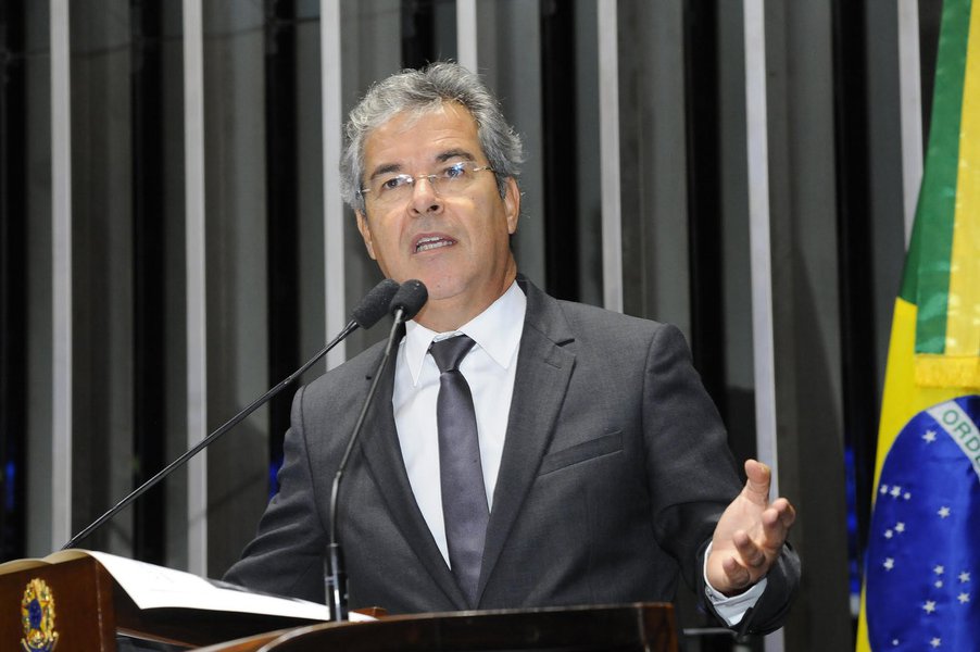 Citando dados de reportagem do jornal espanhol El País, o senador Jorge Viana (PT-AC) comentou as medidas adotadas pelo governo da Islândia para inverter o consumo de drogas – lícitas e ilícitas – entre jovens: atividades extracurriculares focadas em esporte e cultura, aumento da maioridade penal, toque de recolher e legislação antidrogas mais dura. "Talvez possamos usar isso como modelo a ser adotado para tirar nossa juventude do flagelo das drogas", disse (Foto: Aquiles Lins) Citando dados de reportagem do jornal espanhol El País, o senador Jorge Viana (PT-AC) comentou as medidas adotadas pelo governo da Islândia para inverter o consumo de drogas – lícitas e ilícitas – entre jovens: atividades extracurriculares focadas em esporte e cultura, aumento da maioridade penal, toque de recolher e legislação antidrogas mais dura. "Talvez possamos usar isso como modelo a ser adotado para tirar nossa juventude do flagelo das drogas", disse