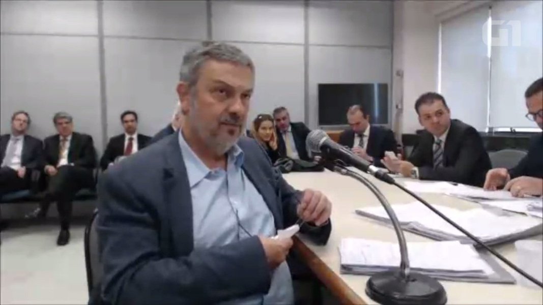 O ex-ministro Antônio Palocci pediu sua desfiliação do PT em carta enviada ao partido nesta terça-feira, 26; no documento endereçado à presidente do PT, senadora Gleisi Hoffmann, Palocci descreve os motivos pelos quais resolveu deixar o partido que ajudou a fundar. A carta é endereçada; Palocci respondia a um processo aberto pelo diretório municipal de Ribeirão Preto, em São Paulo, em que era acusado de trair a fidelidade partidária
(Foto: Aquiles Lins)
O ex-ministro Antônio Palocci pediu sua desfiliação do PT em carta enviada ao partido nesta terça-feira, 26; no documento endereçado à presidente do PT, senadora Gleisi Hoffmann, Palocci descreve os motivos pelos quais resolveu deixar o partido que ajudou a fundar. A carta é endereçada; Palocci respondia a um processo aberto pelo diretório municipal de Ribeirão Preto, em São Paulo, em que era acusado de trair a fidelidade partidária