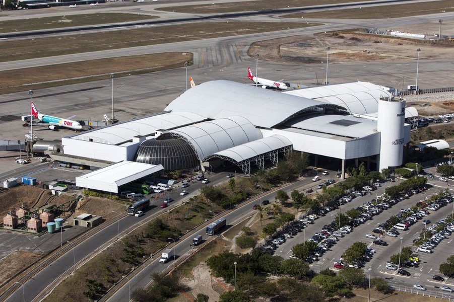 O Governador Camilo Santana e a CEO da Fraport Brasil, Andrea Pal, devem apresentar na tarde de hoje, em coletiva de imprensa, detalhes do plano de gerenciamento da empresa para a gestão expansão, manutenção e operação do Aeroporto Internacional Pinto Martins. A Fraport assume parcialmente a gestão do aeroporto no próximo dia 28, em operação compartilhada com a Infraero (Foto: Fatima 247) O Governador Camilo Santana e a CEO da Fraport Brasil, Andrea Pal, devem apresentar na tarde de hoje, em coletiva de imprensa, detalhes do plano de gerenciamento da empresa para a gestão expansão, manutenção e operação do Aeroporto Internacional Pinto Martins. A Fraport assume parcialmente a gestão do aeroporto no próximo dia 28, em operação compartilhada com a Infraero
