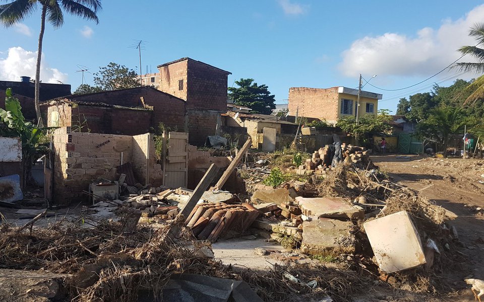 De dez locais pesquisados pelo Instituto de Pesquisa Econômica Aplicada (Ipea) para a construção do novo Atlas da Vulnerabilidade Social, quatro apresentaram aumento do índice; capital pernambucana e seu entorno dispararam e estavam 16,3% mais vulneráveis em 2015 do que em 2011; piora no índice foi bem maior do que ouras capitais que também tiveram índices de vulnerabilidade pior em 2015, como São Paulo (2,4%), Fortaleza (3,9%) e Porto Alegre (0,4%) (Foto: Paulo Emílio) De dez locais pesquisados pelo Instituto de Pesquisa Econômica Aplicada (Ipea) para a construção do novo Atlas da Vulnerabilidade Social, quatro apresentaram aumento do índice; capital pernambucana e seu entorno dispararam e estavam 16,3% mais vulneráveis em 2015 do que em 2011; piora no índice foi bem maior do que ouras capitais que também tiveram índices de vulnerabilidade pior em 2015, como São Paulo (2,4%), Fortaleza (3,9%) e Porto Alegre (0,4%)