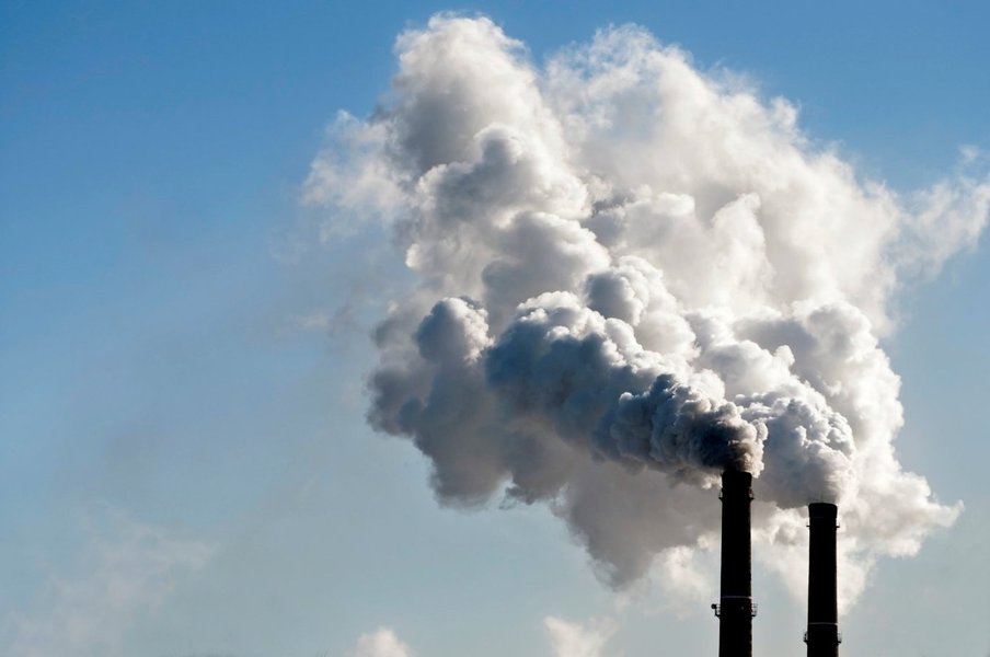 É relevante observar que em 1990 a emissão de dióxido de carbono era de 1,4 bilhão de toneladas. Em 2005, passou para 2,1 bilhões. Há o compromisso de governo em reduzir para 1,5 até 2025 e chegar a 1,4 em 2040, demonstrando o comprometimento do País com a redução de suas emissões de GEE (Foto: Nilto Tatto) É relevante observar que em 1990 a emissão de dióxido de carbono era de 1,4 bilhão de toneladas. Em 2005, passou para 2,1 bilhões. Há o compromisso de governo em reduzir para 1,5 até 2025 e chegar a 1,4 em 2040, demonstrando o comprometimento do País com a redução de suas emissões de GEE