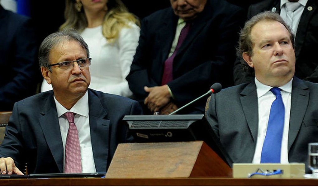 O desengavetamento do pedido impeachment contra o governador Marcelo Miranda (PMDB) esquentou o clima político no Tocantins; o presidente da Assembleia Legislativa, Mauro Carlesse (PHS), já recebeu parecer da assessoria jurídica favorável à admissibilidade do pedido; o presidente da Assembleia e o governador tiveram um encontro, mas as assessorias negaram que o tema da conversa tenha sido a questão do afastamento do chefe do Executivo (Foto: Voney Malta) O desengavetamento do pedido impeachment contra o governador Marcelo Miranda (PMDB) esquentou o clima político no Tocantins; o presidente da Assembleia Legislativa, Mauro Carlesse (PHS), já recebeu parecer da assessoria jurídica favorável à admissibilidade do pedido; o presidente da Assembleia e o governador tiveram um encontro, mas as assessorias negaram que o tema da conversa tenha sido a questão do afastamento do chefe do Executivo