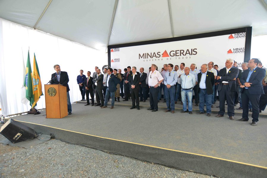 O governador Fernando Pimentel entregou as obras de melhorias e pavimentação em 30,9 quilômetros na MG-423, entre Papagaios (Território Metropolitano) e o entroncamento da BR-352, no município de Pitangui, no Território Oeste; a obra, que foi paralisada na gestão passada, em 2014, e retomada pelo atual governo, demandou investimentos de R$ 33 milhões do estado por meio do Departamento de Edificações e Estradas de Rodagens de Minas Gerais (DEER-MG) (Foto: Leonardo Lucena) O governador Fernando Pimentel entregou as obras de melhorias e pavimentação em 30,9 quilômetros na MG-423, entre Papagaios (Território Metropolitano) e o entroncamento da BR-352, no município de Pitangui, no Território Oeste; a obra, que foi paralisada na gestão passada, em 2014, e retomada pelo atual governo, demandou investimentos de R$ 33 milhões do estado por meio do Departamento de Edificações e Estradas de Rodagens de Minas Gerais (DEER-MG)