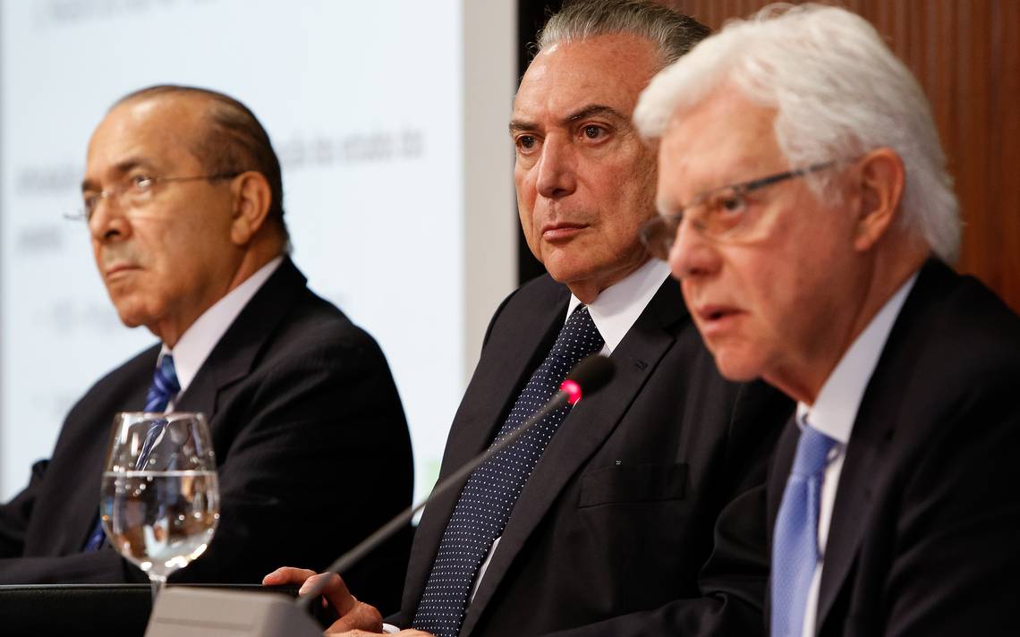 "Embora o presidente da Câmara, Rodrigo Maia, tenha declarado que a denúncia contra Temer e os ministros Eliseu Padilha e Moreira Franco deva tramitar como processo único, a Comissão de Constituição e Justiça (CCJ) ainda pode optar pelo fatiamento da denúncia, já que agora ela apresenta diferenças importantes em relação à primeira", diz a colunista do 247 Tereza Cruvinel; "Temer e os dois ministros são acusados de formar organização criminosa mas só ele é acusado de obstrução da Justiça. A assessoria técnica da CCJ informou ao 247 que o rito de tramitação ainda está sendo juridicamente examinado pela comissão, que poderá optar pelo processo único ou também pelo desmembramento, caso em que seriam indicados não apenas um, mas dois relatores" (Foto: Tereza Cruvinel) "Embora o presidente da Câmara, Rodrigo Maia, tenha declarado que a denúncia contra Temer e os ministros Eliseu Padilha e Moreira Franco deva tramitar como processo único, a Comissão de Constituição e Justiça (CCJ) ainda pode optar pelo fatiamento da denúncia, já que agora ela apresenta diferenças importantes em relação à primeira", diz a colunista do 247 Tereza Cruvinel; "Temer e os dois ministros são acusados de formar organização criminosa mas só ele é acusado de obstrução da Justiça. A assessoria técnica da CCJ informou ao 247 que o rito de tramitação ainda está sendo juridicamente examinado pela comissão, que poderá optar pelo processo único ou também pelo desmembramento, caso em que seriam indicados não apenas um, mas dois relatores"